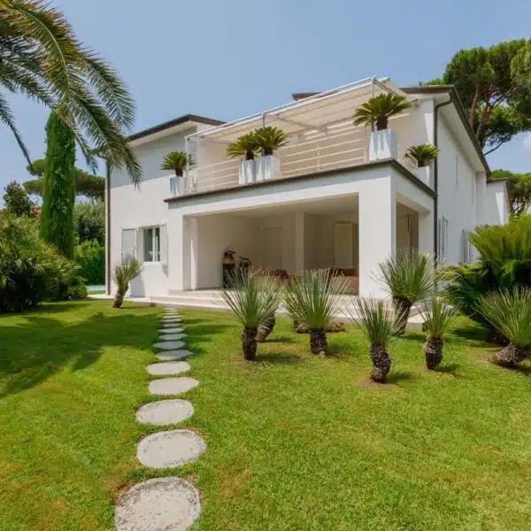 Villa with a Pool in Forte dei Marmi