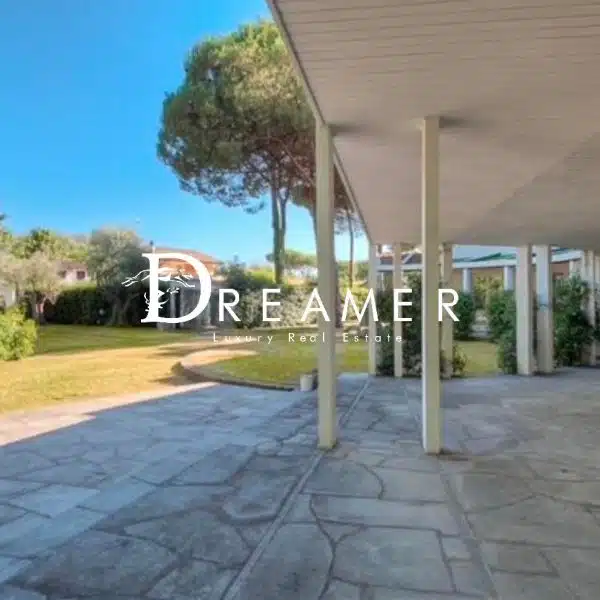 Prestigious Villa with Garden in Forte dei Marmi-0_371068